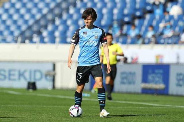 切尔西女足前锋科尔官宣自己与女友梅维斯已怀孕