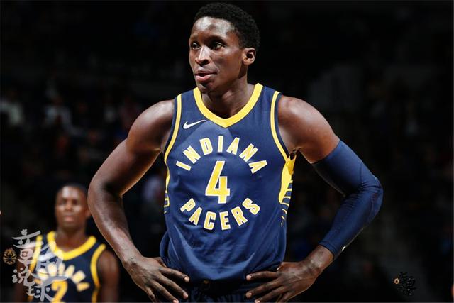 周琦扭伤膝盖痛苦倒地 被担架抬出球场